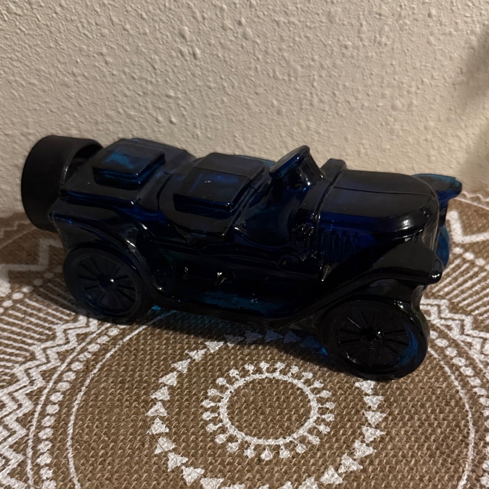 Vintage Avon full bottle of aftershave Blue Glass Car Figurine